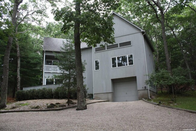 116 Springy Banks Rd in East Hampton, NY - Building Photo - Building Photo