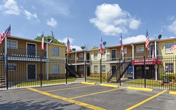 Belarbor Apartments in Houston, TX - Foto de edificio - Building Photo