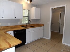 8955 N Basswood Ave in Crystal River, FL - Foto de edificio - Building Photo