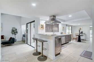 945 Vegas Valley Dr in Las Vegas, NV - Building Photo - Building Photo