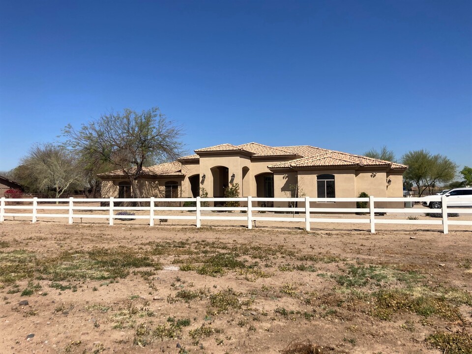 6930 W Baseline Rd in Laveen, AZ - Building Photo