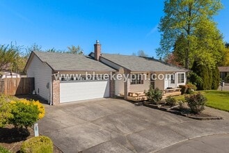 7849 SW Champion Ct in Wilsonville, OR - Building Photo - Building Photo
