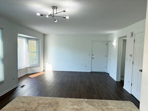 241 E Palatine Rd, Unit 201 in Palatine, IL - Building Photo - Building Photo