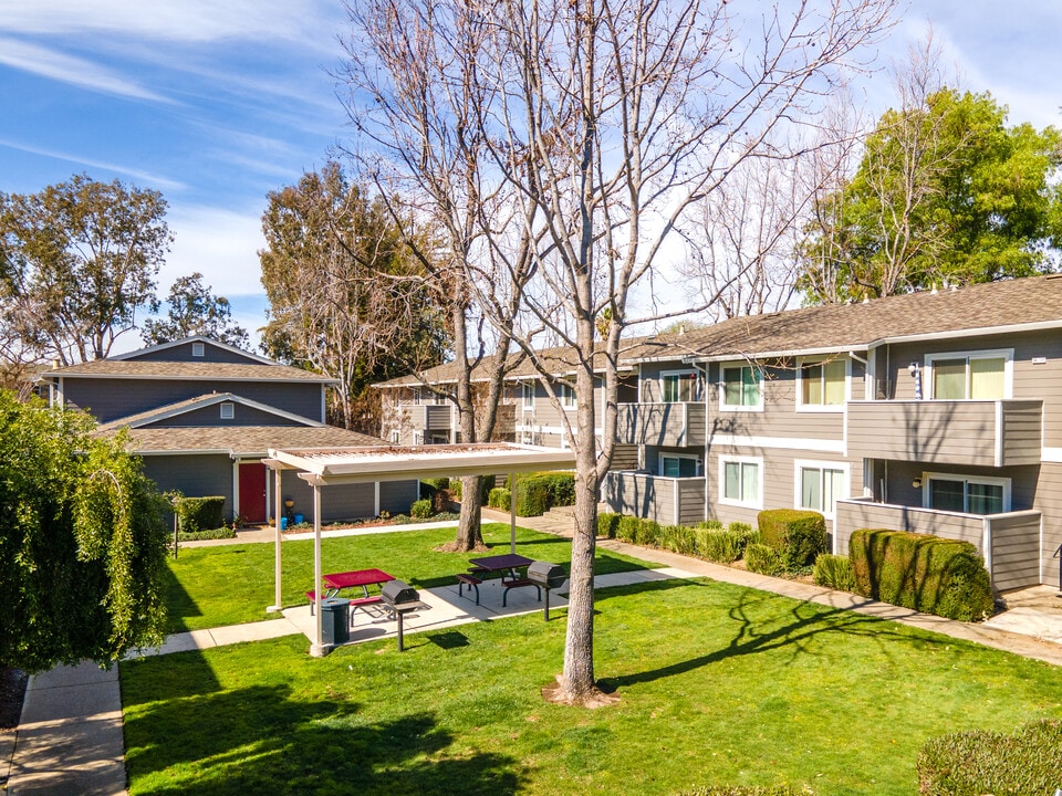 Welcome to Peachwood Apartments in Fairfield, CA - Foto de edificio