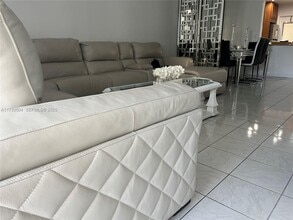 440 Paradise Isle Blvd in Hallandale Beach, FL - Foto de edificio - Building Photo