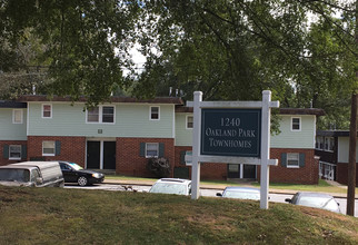 Oakland Park Townhomes in Atlanta, GA - Foto de edificio - Building Photo