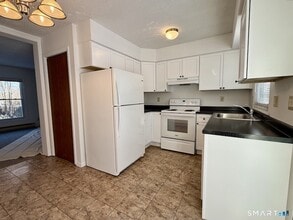 22 Dartmouth Dr in Groton, CT - Building Photo - Building Photo