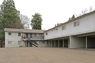 Blue Haven Apartments in Fresno, CA - Foto de edificio - Building Photo