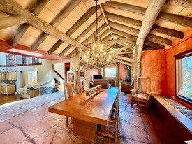 205 Rockledge Ct in Manitou Springs, CO - Building Photo