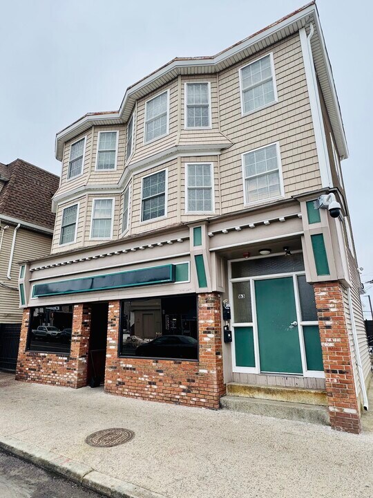 163 Atwells Ave, Unit 3R in Providence, RI - Building Photo