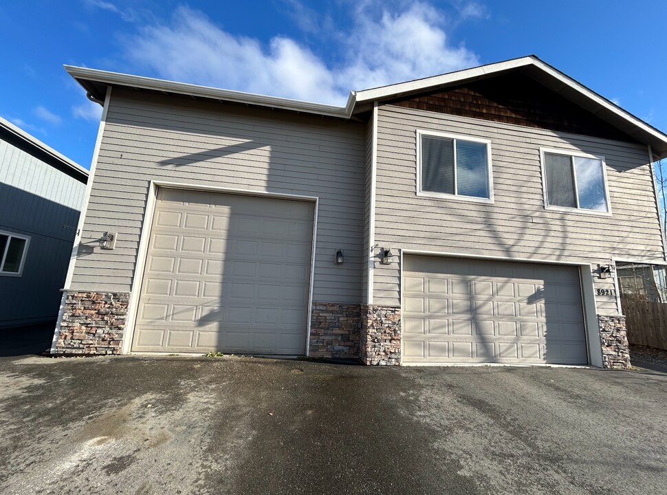 8921 Toloff St-Unit -Garage #3 in Anchorage, AK - Building Photo