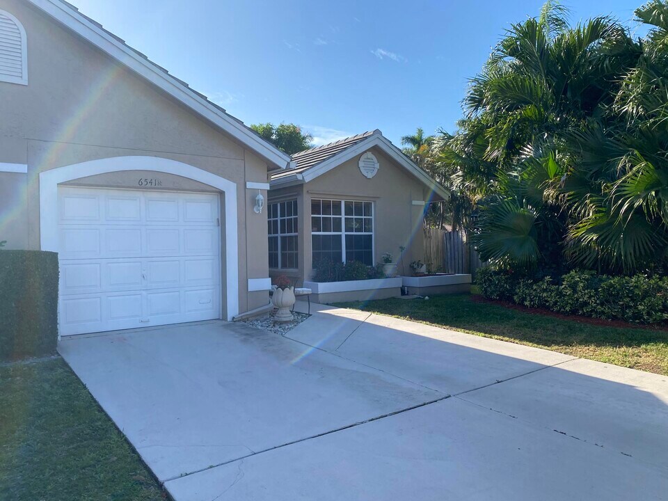 6541 Marissa Cir in Greenacres, FL - Building Photo