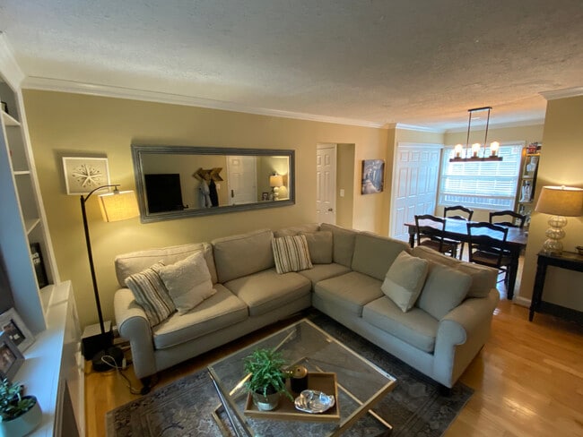 property at 1628 W Abingdon Dr