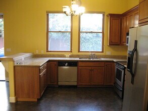 400 California St, Unit Apt. D in Suisun City, CA - Building Photo - Building Photo