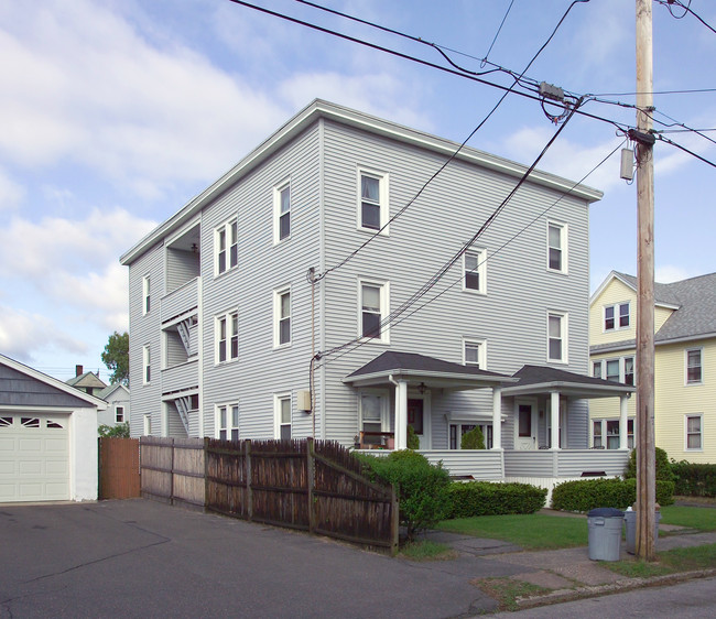 32 Highland Ave in Chicopee, MA - Foto de edificio - Building Photo