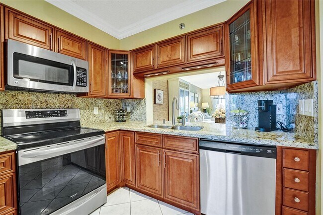 2206 S Cypress Bend Dr in Pompano Beach, FL - Building Photo - Building Photo