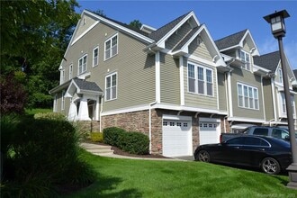 40 Lawrence Ave in Danbury, CT - Building Photo - Building Photo