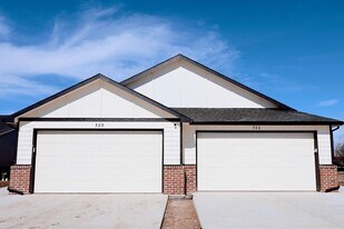 522 Briarbrook Ln in Park City, KS - Building Photo