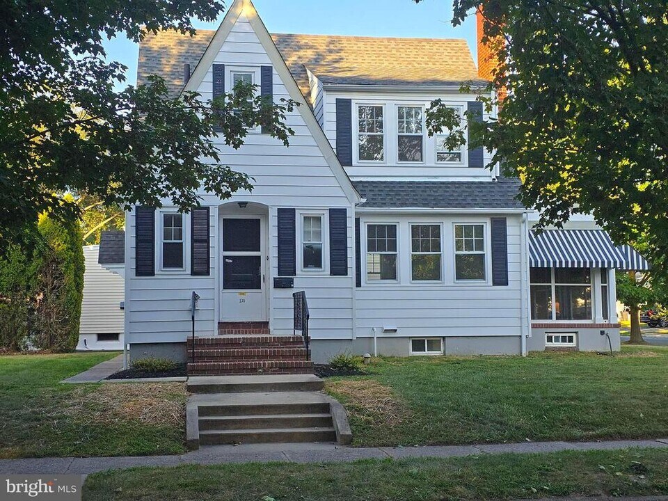 130 Crescent Ave in Trenton, NJ - Building Photo