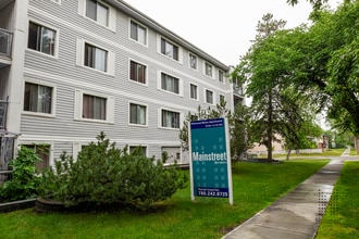 Pinewood Manor Apartments in Edmonton, AB - Building Photo - Building Photo