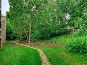 6010 Chasewood Pky, Unit #003 in Hopkins, MN - Foto de edificio - Building Photo