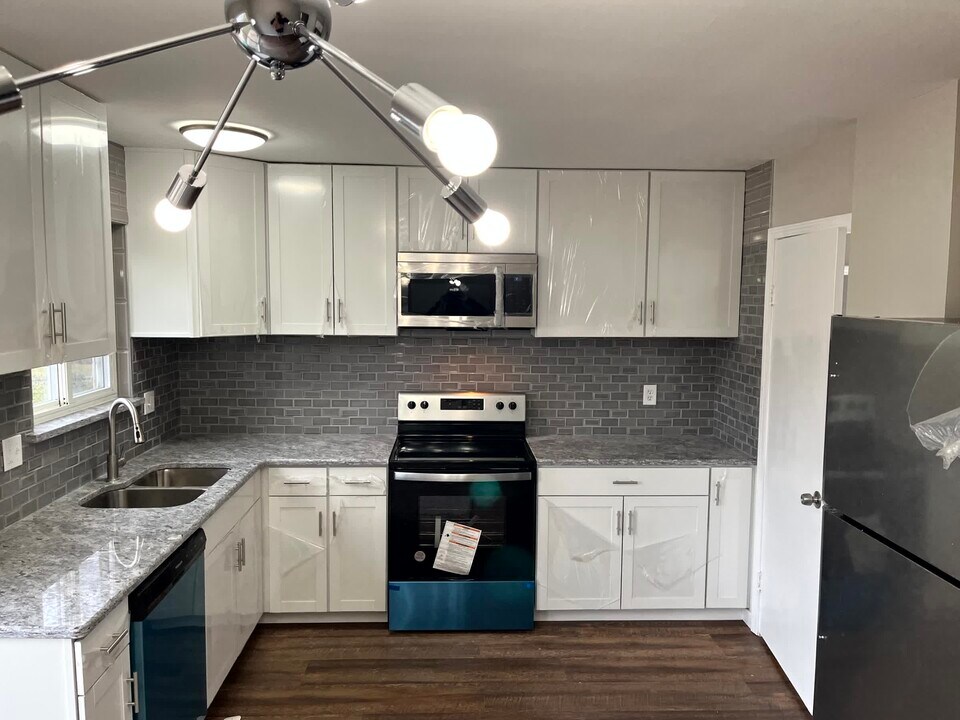 30246 Spain Ct in Romulus, MI - Building Photo