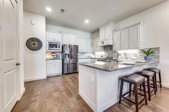 4809 Paddock Trl in Carrollton, TX - Foto de edificio - Building Photo