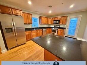 146 Adams St, Unit 2 in Waltham, MA - Building Photo - Building Photo