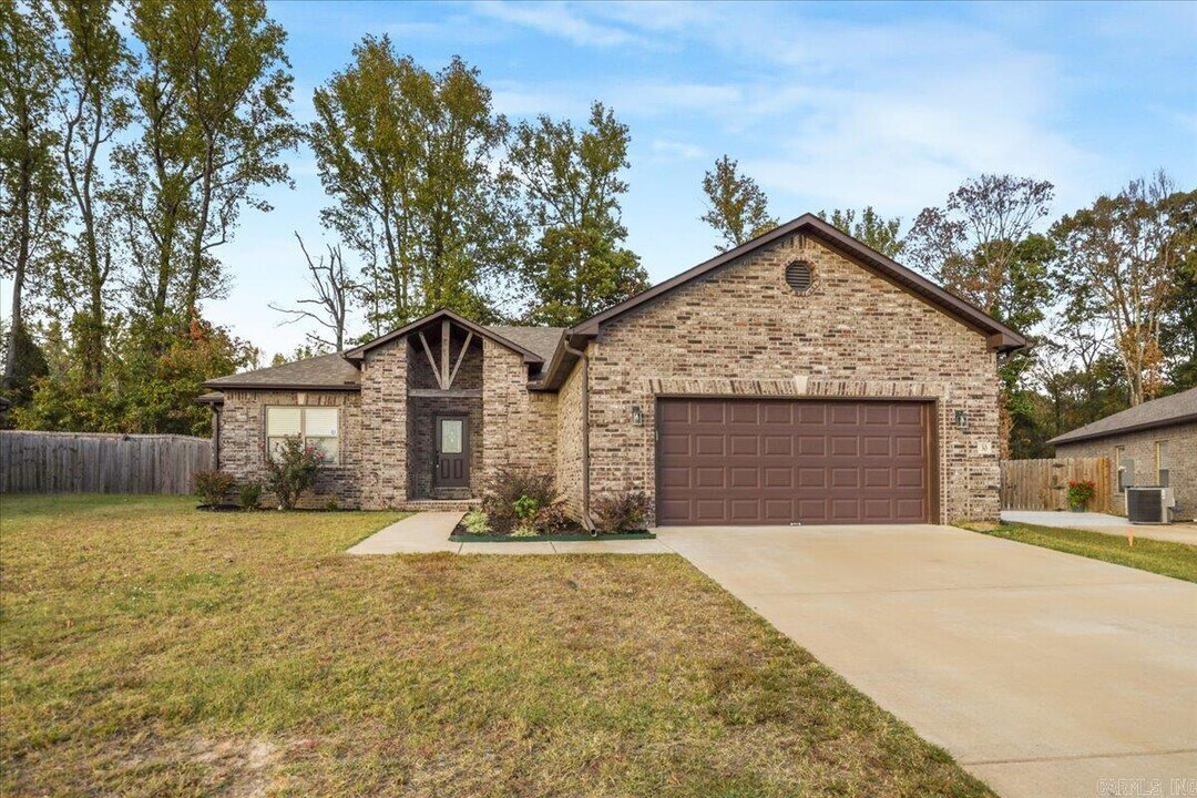 30 Chesapeake Dr in Austin, AR - Building Photo