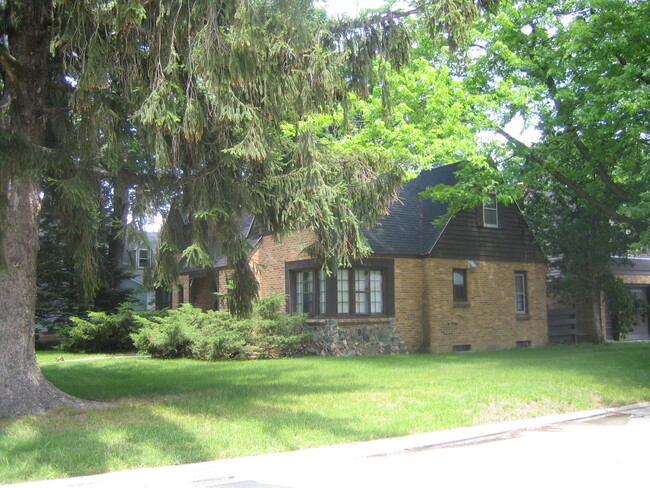 915 S University Ave in Mt. Pleasant, MI - Foto de edificio - Building Photo