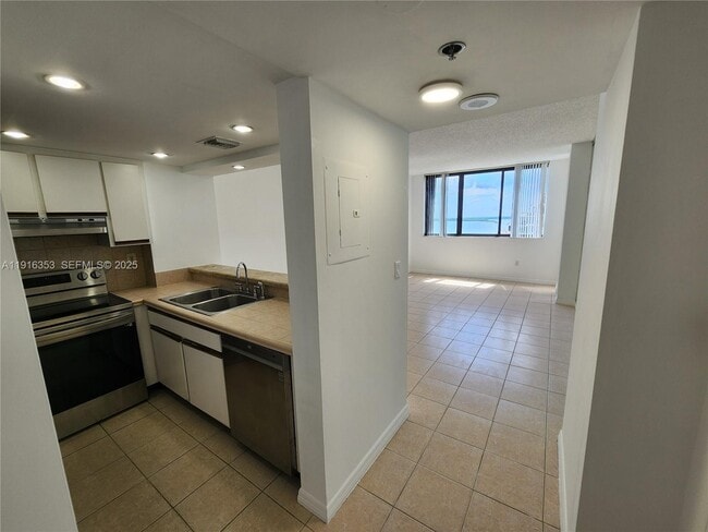 540 Brickell Key Dr, Unit 1603 in Miami, FL - Foto de edificio - Building Photo