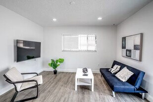 470 SW 7th St in Miami, FL - Building Photo