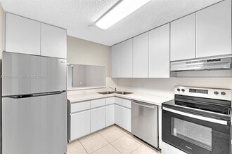 1439 Springside Dr in Weston, FL - Foto de edificio - Building Photo