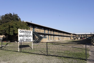 Oakridge Apartments in Dallas, TX - Building Photo - Building Photo