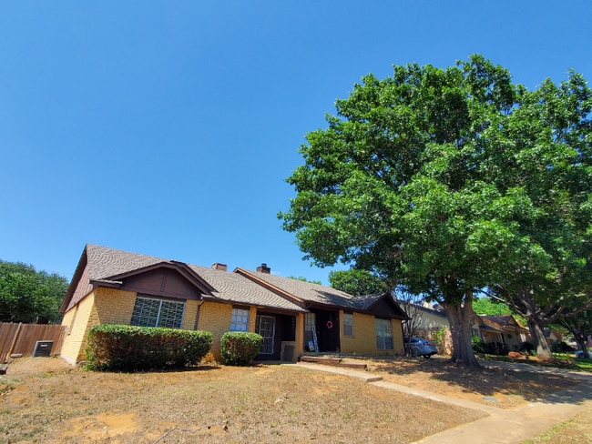 310 Bluegrass Ln