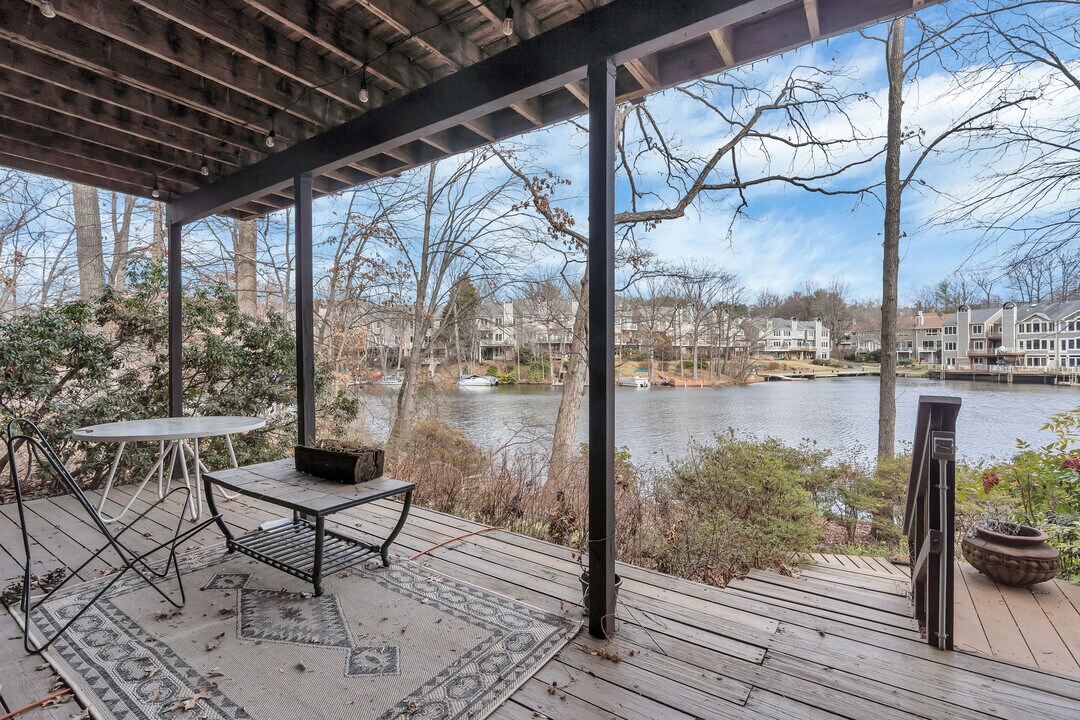 2028 Upper Lake Dr in Reston, VA - Building Photo
