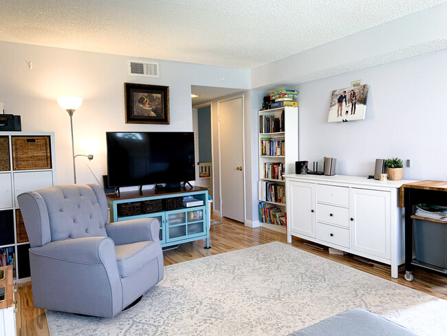 16 Columbia, Unit 16 in Irvine, CA - Building Photo - Building Photo