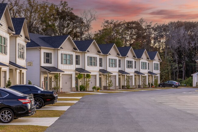 Stone Ridge Luxury Apartments in Adel, GA - Foto de edificio - Building Photo