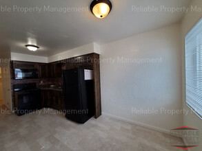 184 W Pine St, Unit 2 in Shelley, ID - Foto de edificio - Building Photo