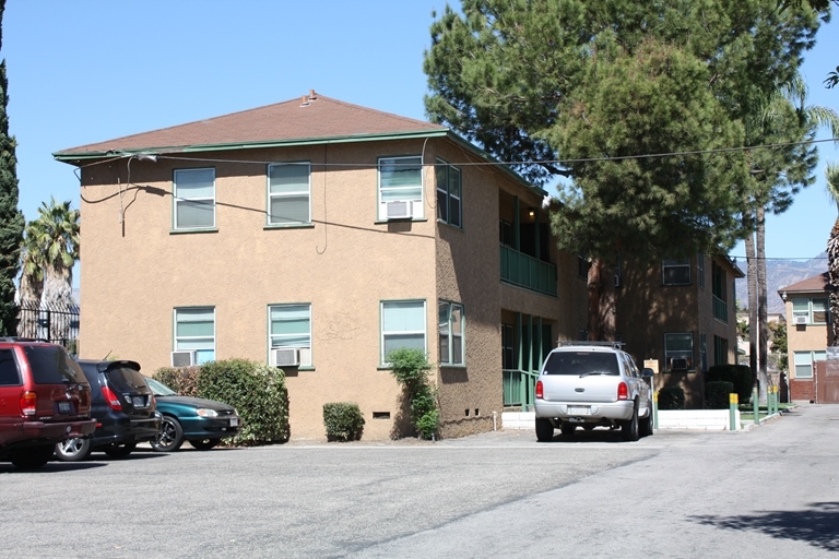 Dana Villa Apartments in San Bernardino, CA - Building Photo