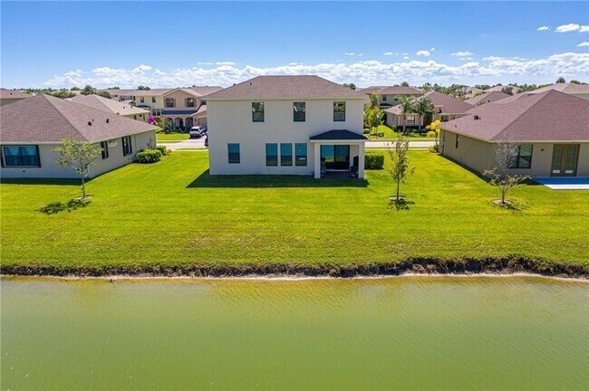 10120 Verona Manor in Vero Beach, FL - Building Photo - Building Photo