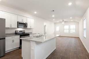 136 Granary Dr in Uhland, TX - Building Photo