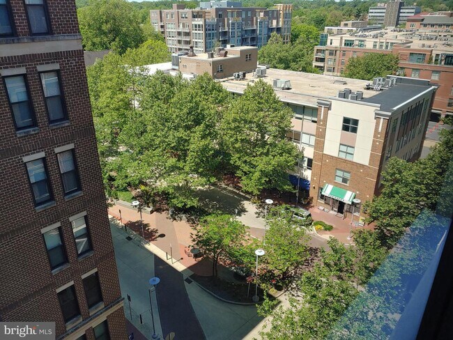 444 W Broad St-Unit -722 in Falls Church, VA - Foto de edificio - Building Photo
