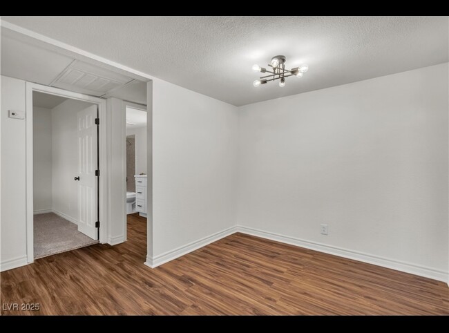 5160 Indian River Dr, Unit 329 in Las Vegas, NV - Foto de edificio - Building Photo