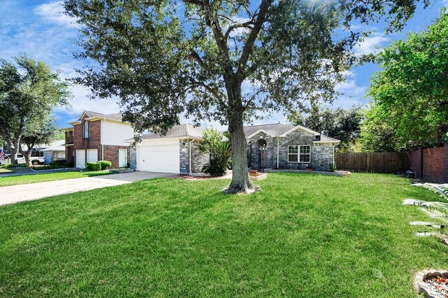 1702 Kemah Oaks Dr in Kemah, TX - Building Photo - Building Photo