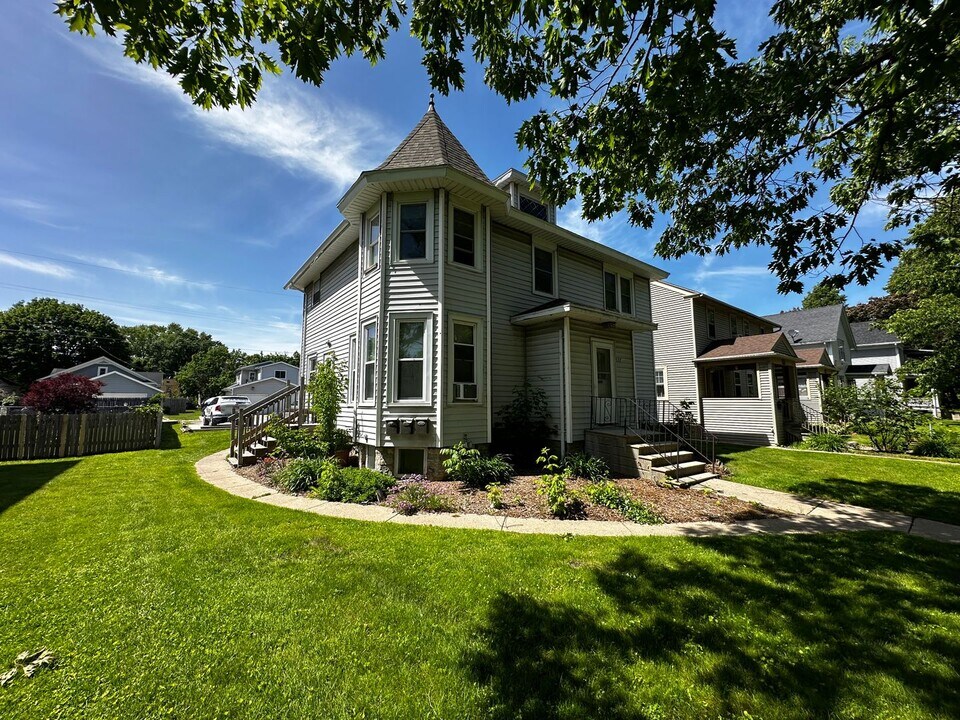 337 N Maple Ave, Unit 2 in Green Bay, WI - Building Photo