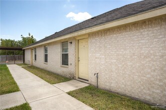 2010 Bahamas Dr-Unit -4 in Edinburg, TX - Building Photo - Building Photo