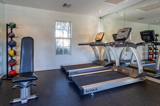 Casa Monterrey Apartments in Huntington Beach, CA - Foto de edificio - Building Photo