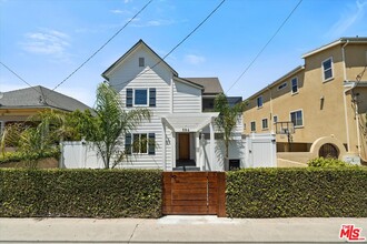 584 W 10th St in Los Angeles, CA - Building Photo - Building Photo