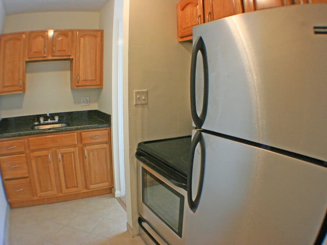 Evergreen Village Apartments & Townhouses in Elyria, OH - Building Photo - Building Photo